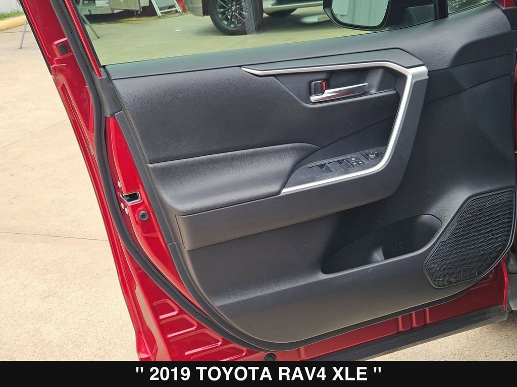 Used 2019 Toyota RAV4 XLE FWD image 14