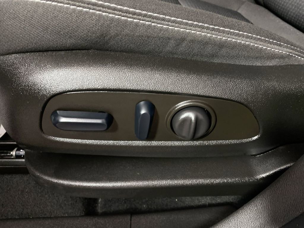 Used 2023 GMC Terrain SLE w/ Driver Convenience Package image 12