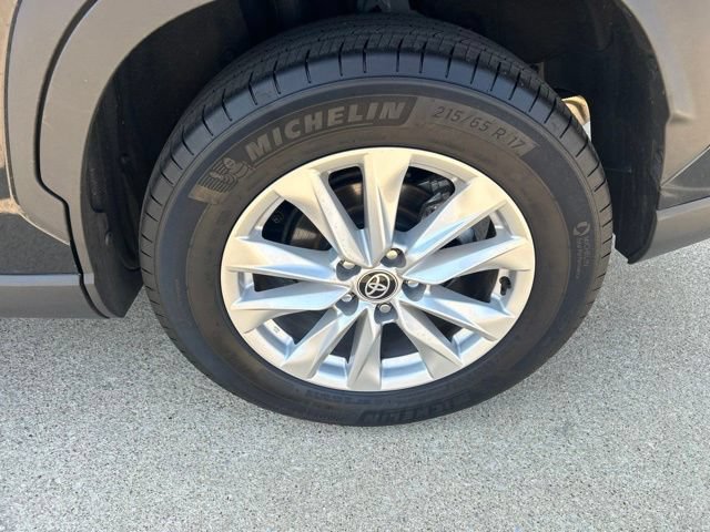 Used 2023 Toyota Corolla Cross LE w/ Moonroof Package AWD/4WD image 18