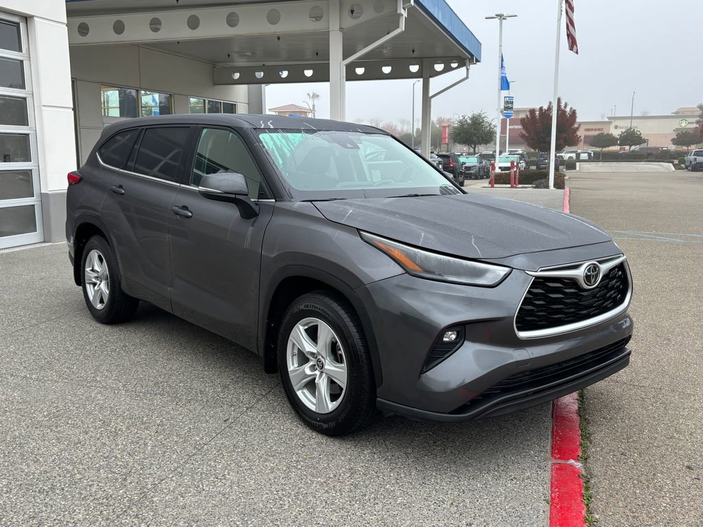 Used 2022 Toyota Highlander LE image 3