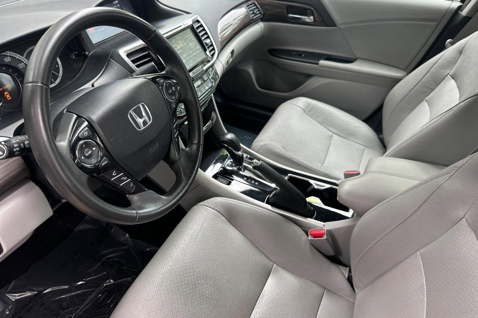 Used 2017 Honda Accord Touring image 4