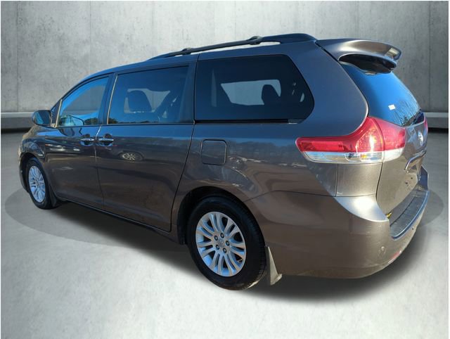 Used 2013 Toyota Sienna XLE w/ Entertainment Pkg image 3
