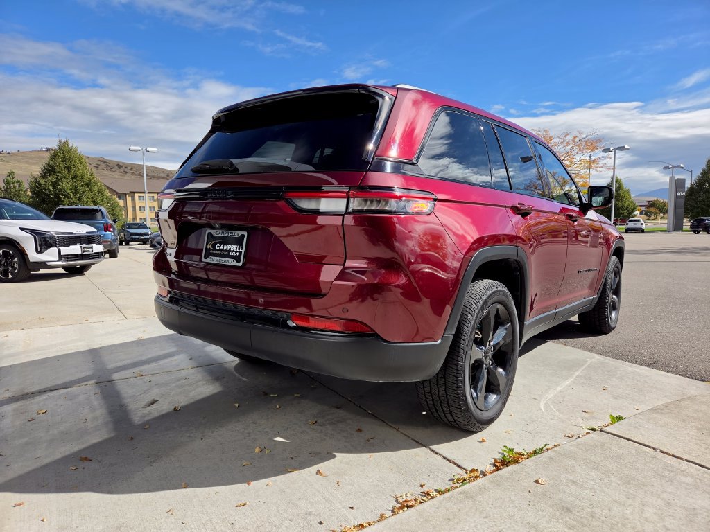 Used 2023 Jeep Grand Cherokee Altitude AWD/4WD image 4