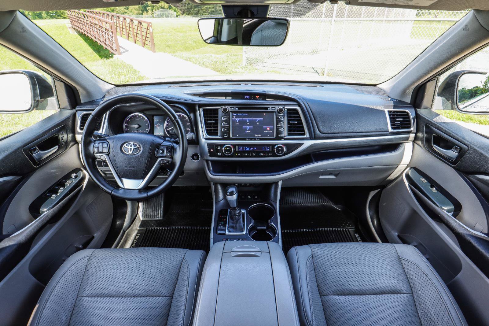 Used 2017 Toyota Highlander Limited AWD/4WD image 2