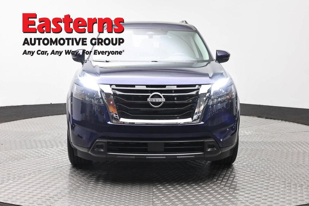 Used 2025 Nissan Pathfinder SV FWD image 2
