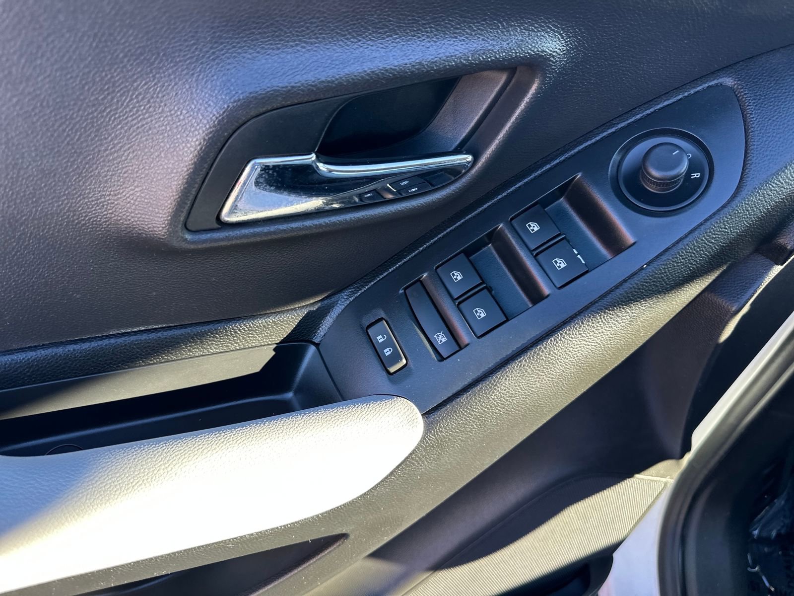 Used 2017 Chevrolet Trax LT w/ LT Convenience Package image 12