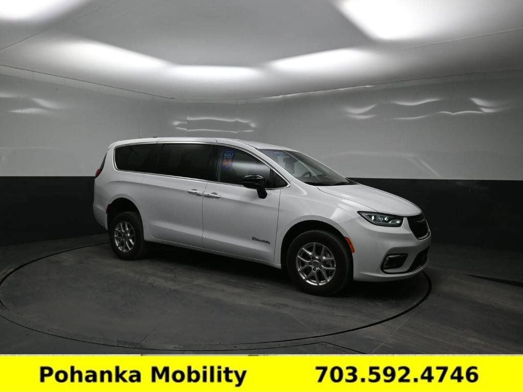 Used 2024 Chrysler Pacifica Touring-L image 12