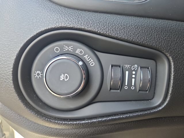 Used 2019 Jeep Renegade Limited w/ Safety and Security Group AWD/4WD image 18