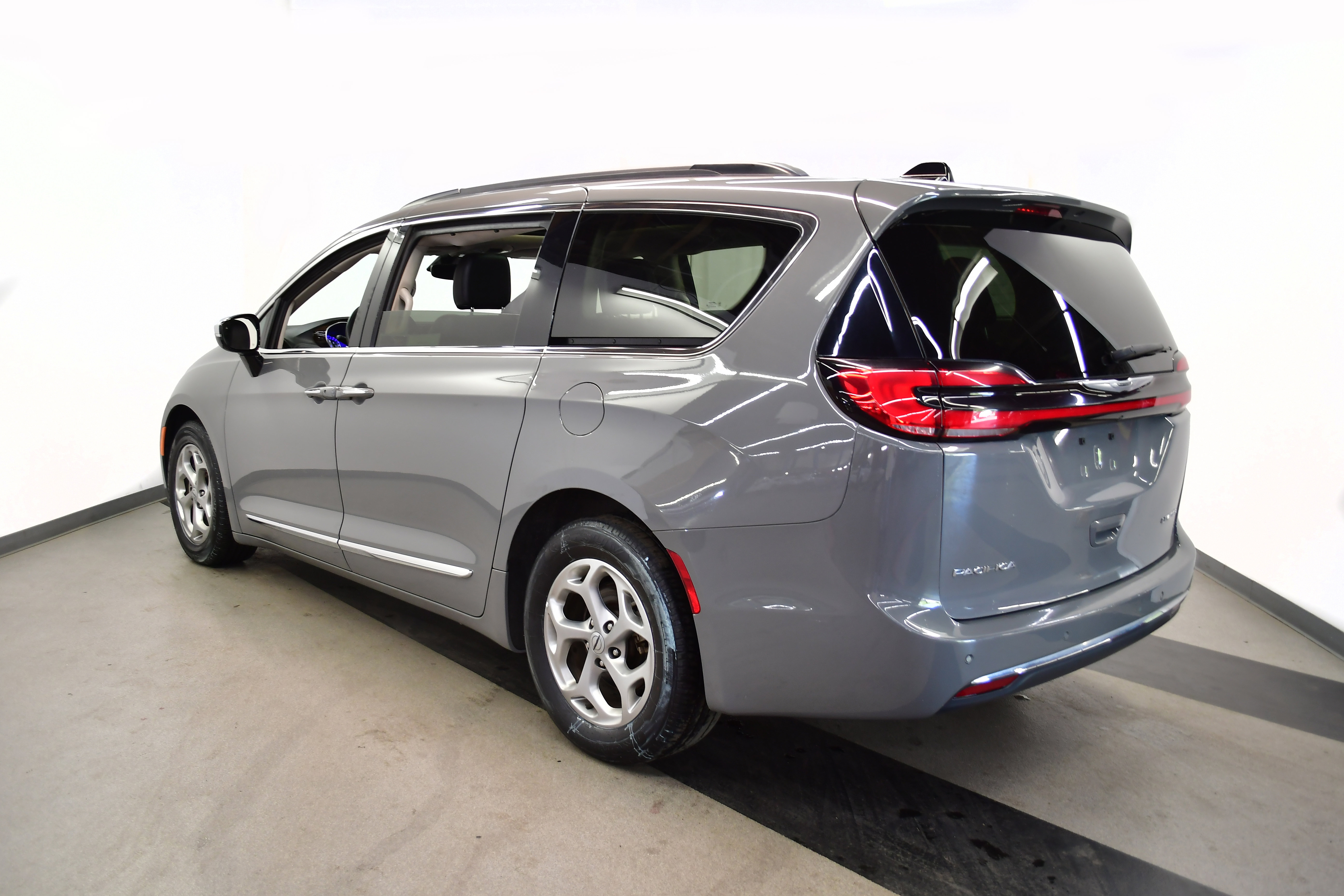 Used 2023 Chrysler Pacifica Limited FWD image 5