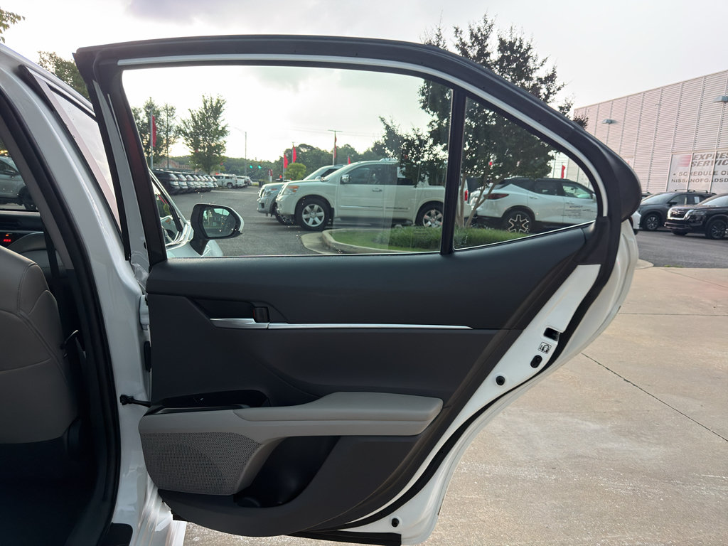 Used 2018 Toyota Camry SE FWD image 14