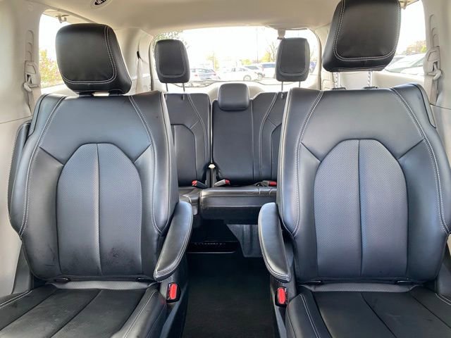 Used 2023 Chrysler Pacifica Touring-L FWD image 11