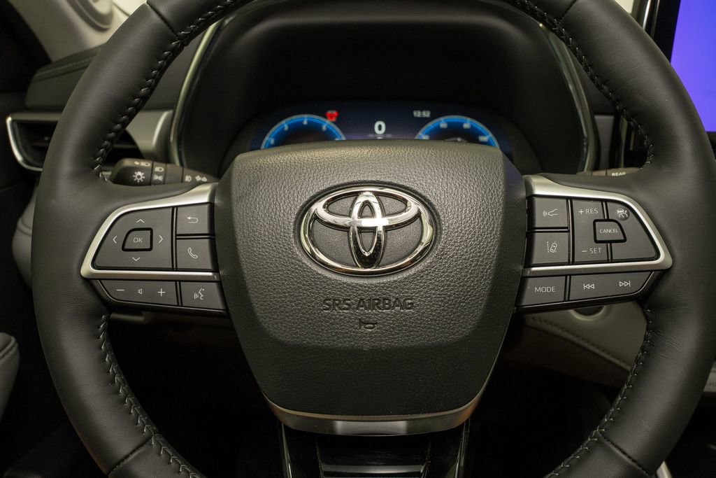 Used 2026 Toyota Highlander Platinum image 22