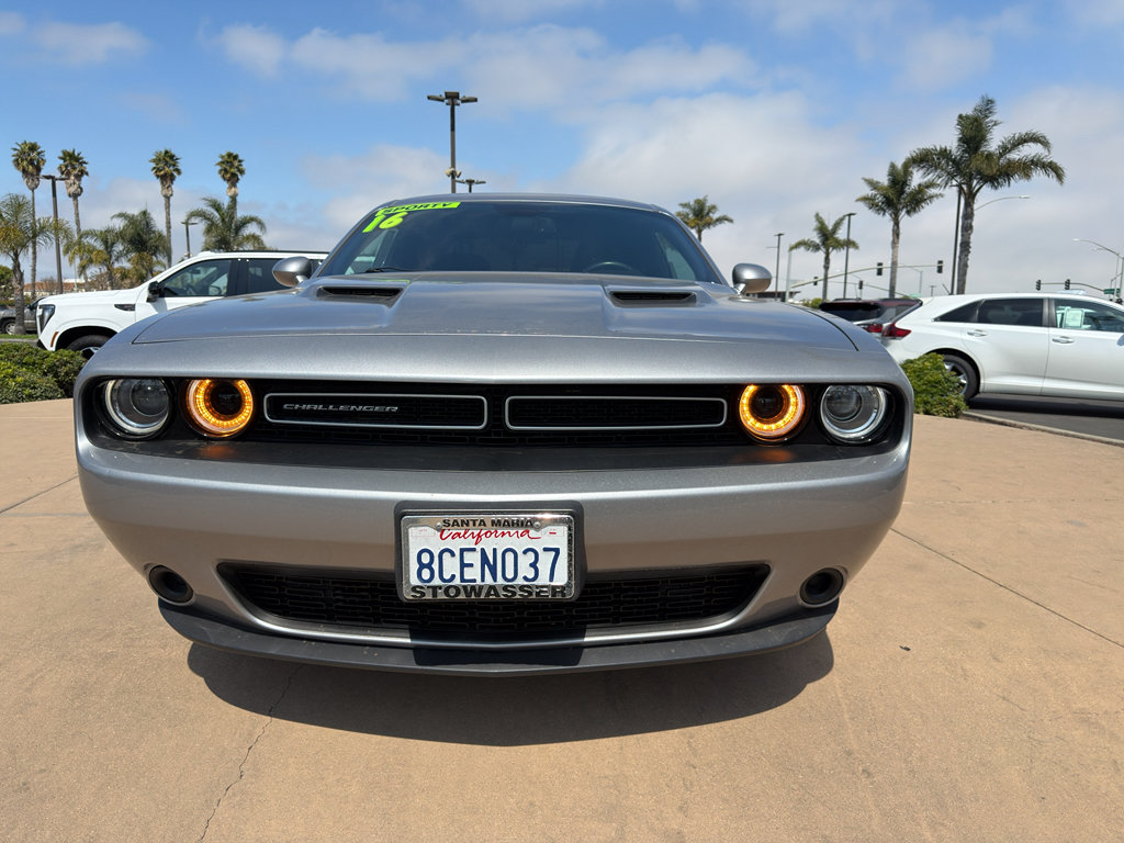 Used 2016 Dodge Challenger SXT RWD image 2