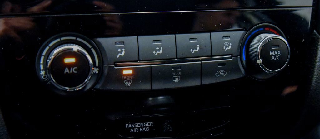 Used 2018 Nissan Rogue S image 19