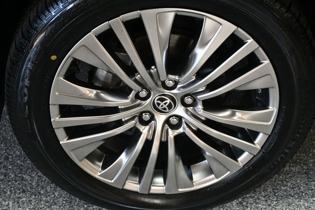 Used 2022 Toyota Venza XLE image 17