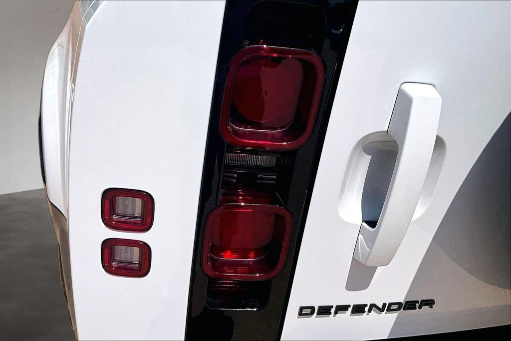 Certified 2025 Land Rover Defender 130 X-Dynamic SE AWD/4WD image 31