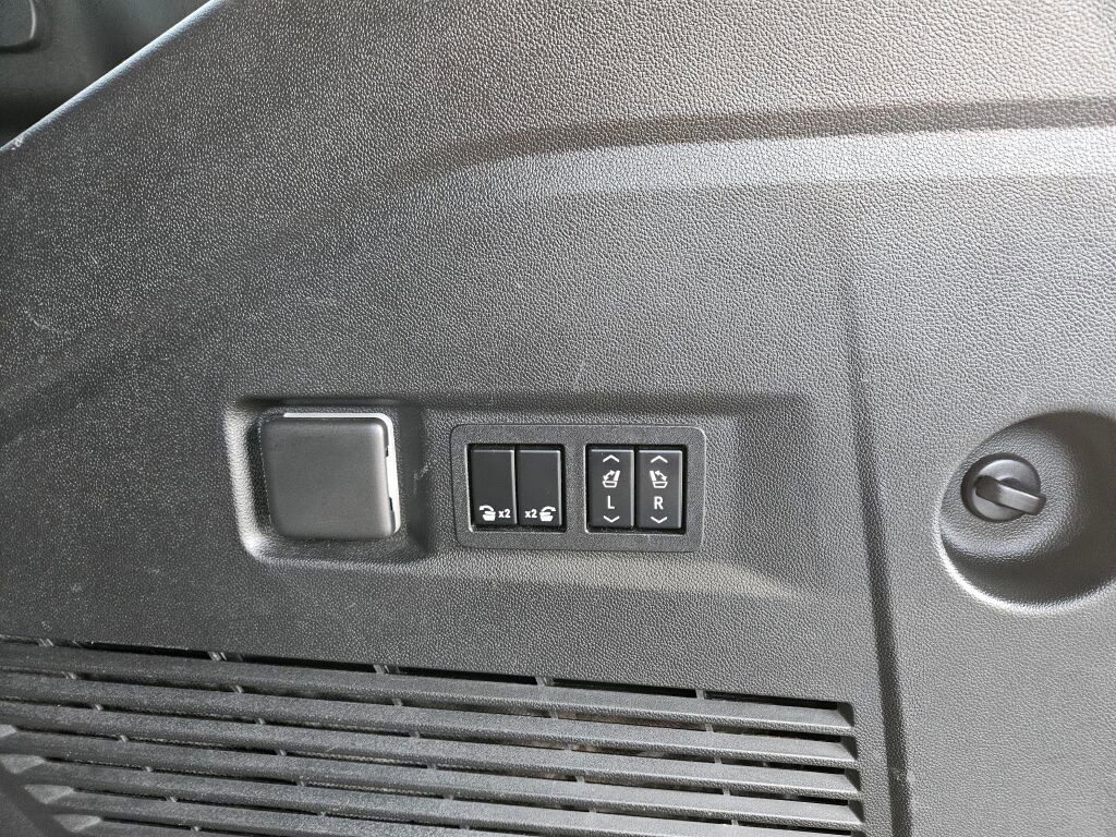 Used 2021 GMC Yukon Denali w/ Denali Premium Package image 13