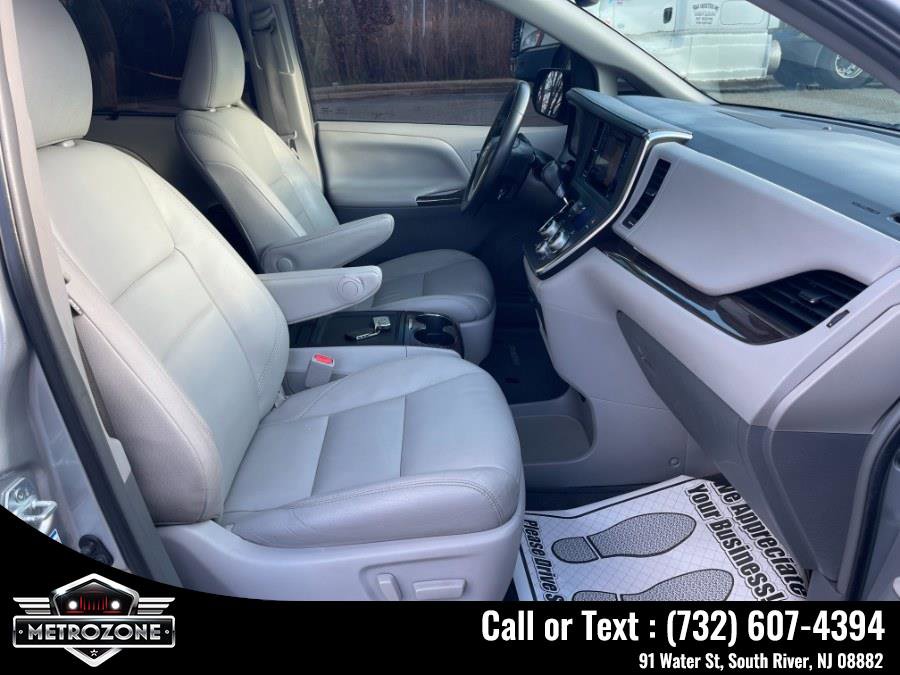 Used 2016 Toyota Sienna AWD image 21