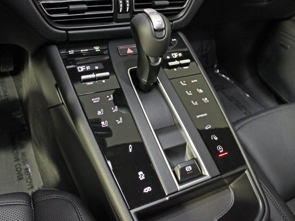 Certified 2025 Porsche Macan Turbo image 30