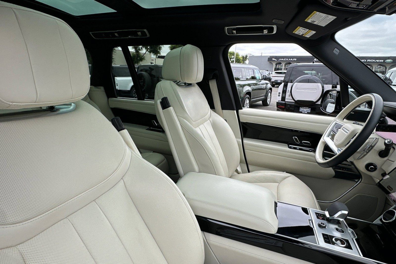 Certified 2023 Land Rover Range Rover SE AWD/4WD image 36
