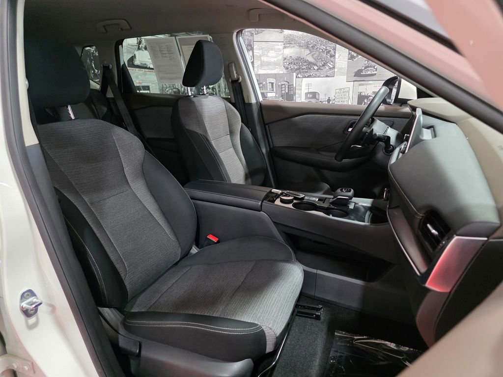 Used 2023 Nissan Rogue SV image 18