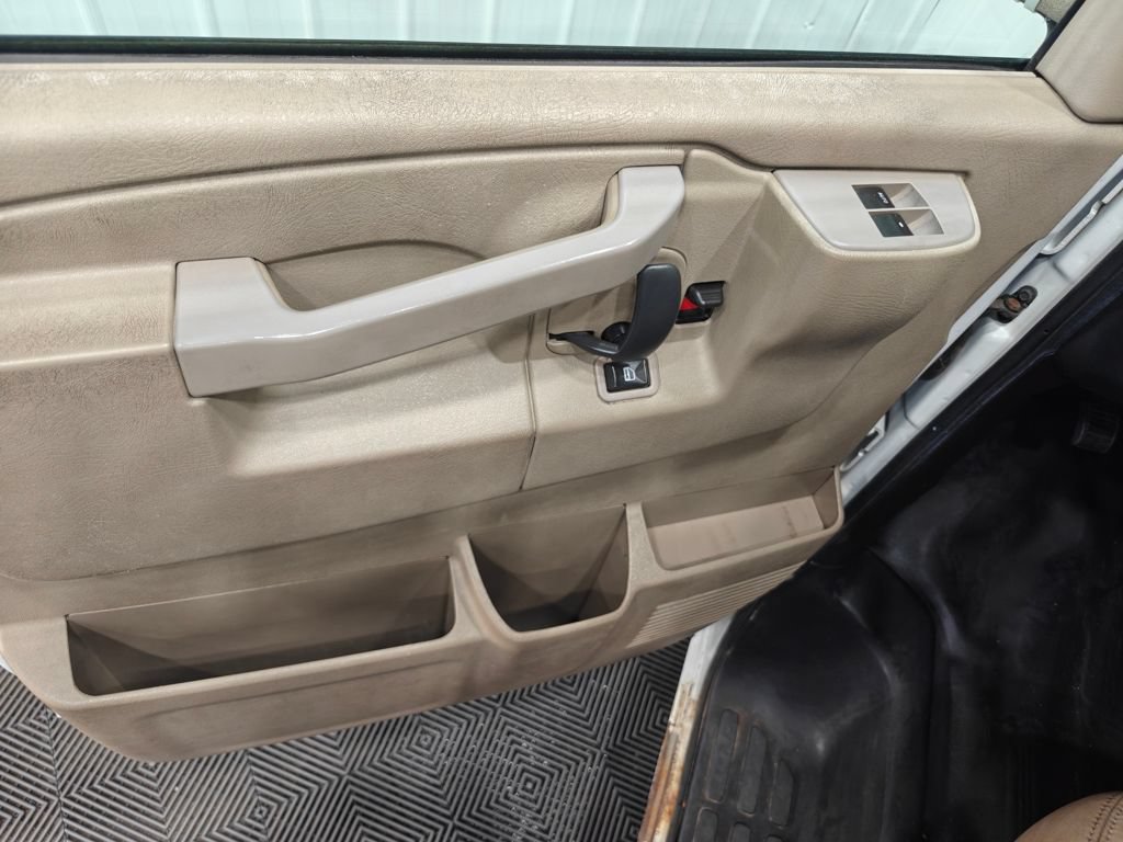 Used 2017 Chevrolet Express 2500 RWD image 29
