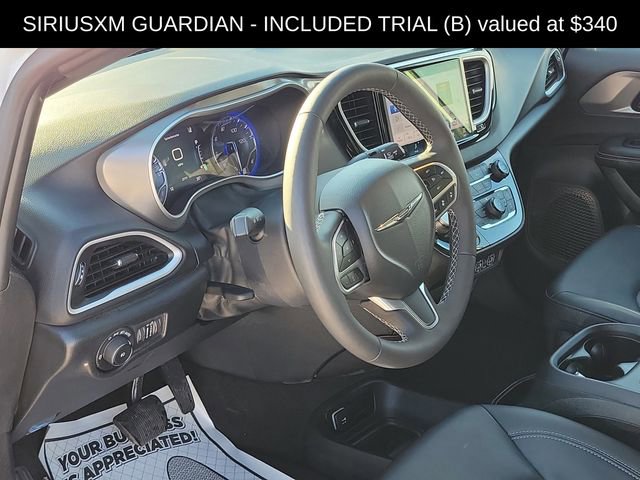 Used 2025 Chrysler Pacifica Select image 7