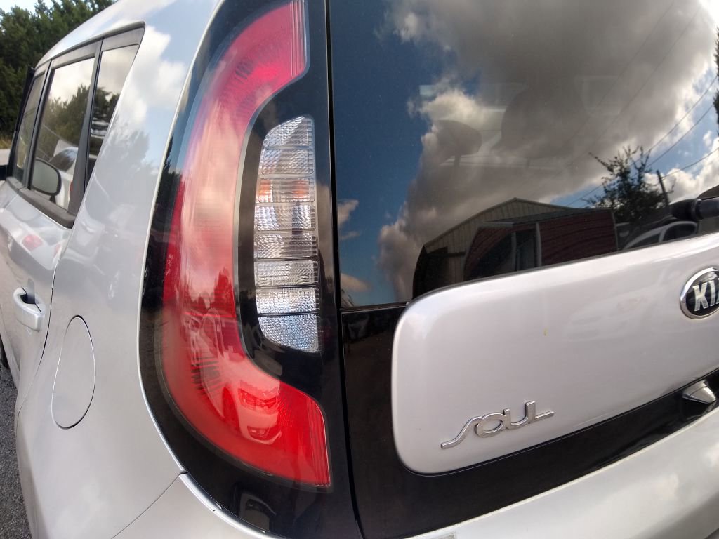 Used 2017 Kia Soul + image 8