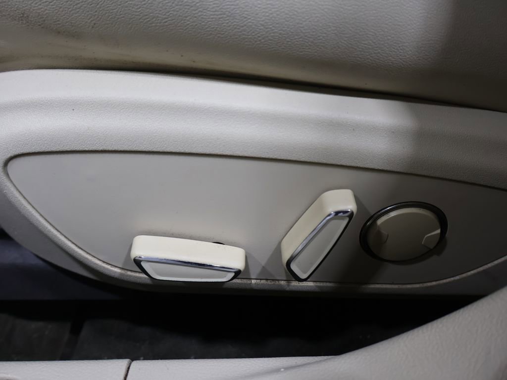 Used 2013 Lincoln MKZ image 13