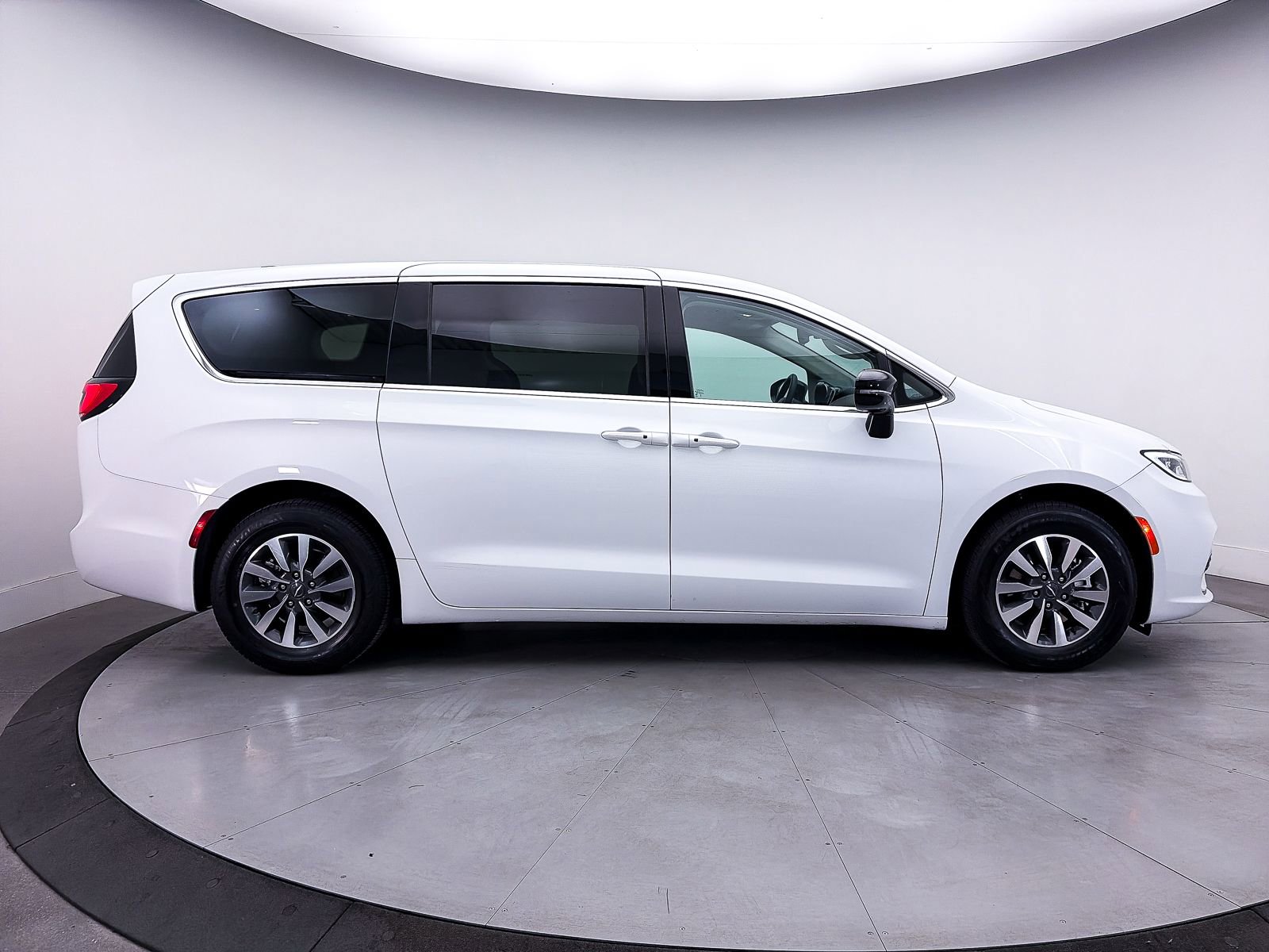 Used 2024 Chrysler Pacifica Limited FWD image 42