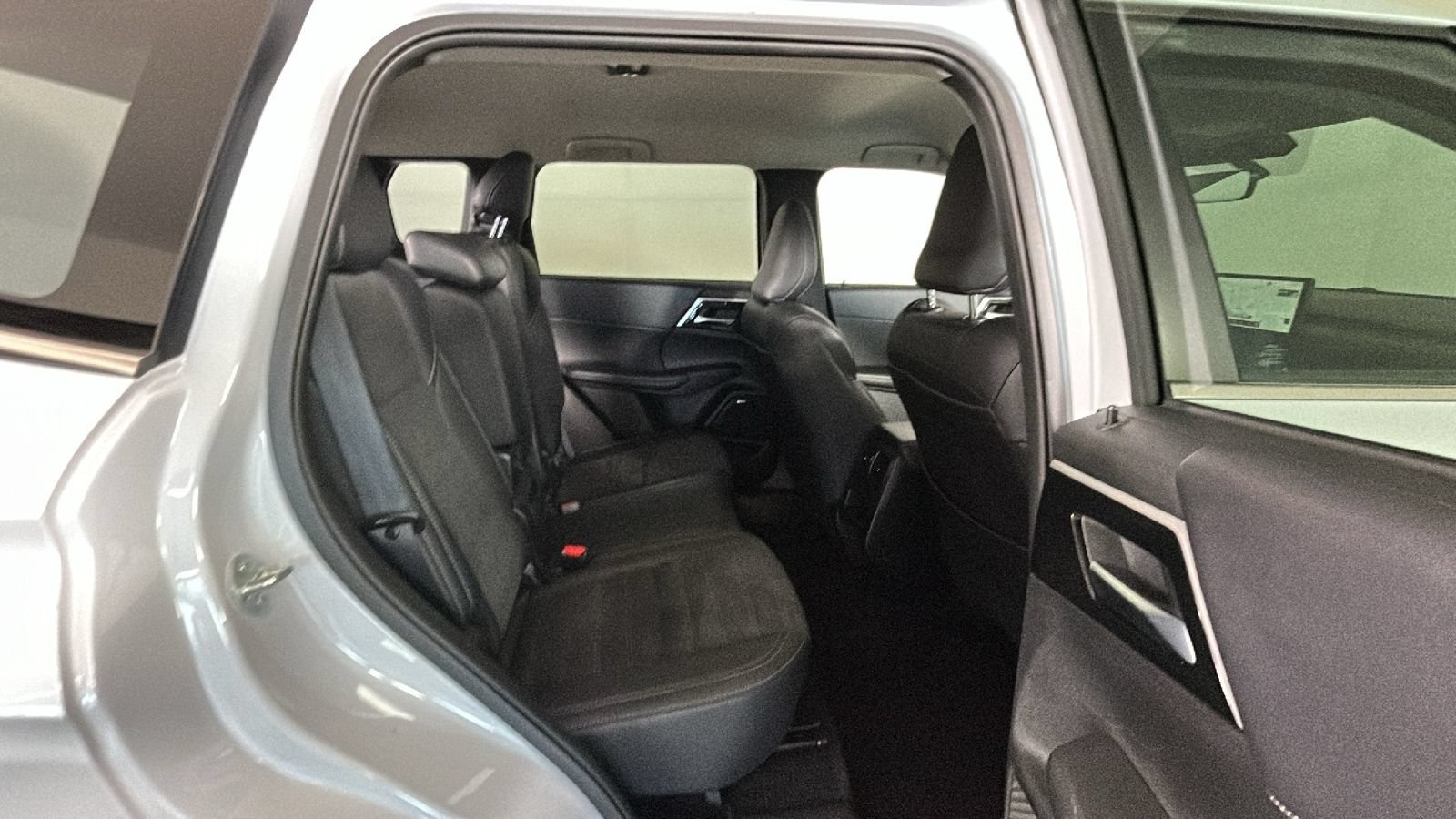 Used 2025 Mitsubishi Outlander SE AWD/4WD image 33