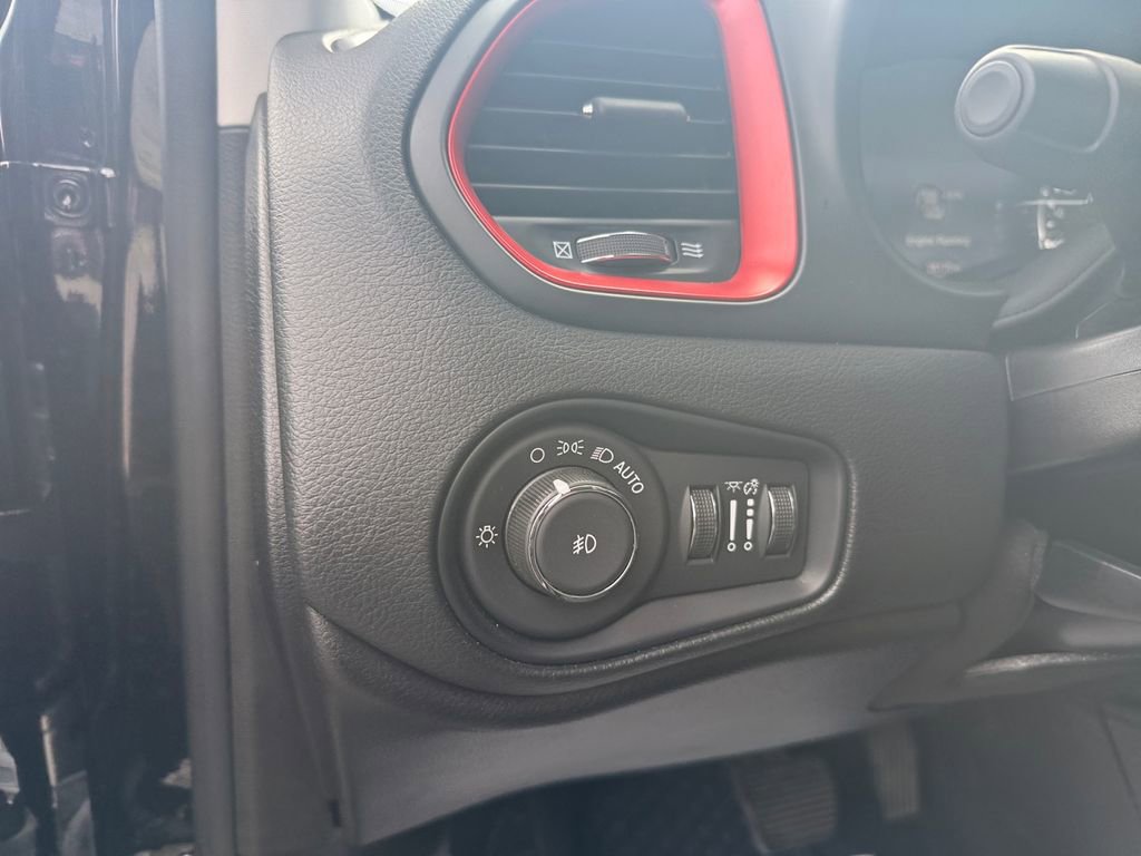 Used 2023 Jeep Renegade Trailhawk w/ Trailhawk Elite Group AWD/4WD image 18