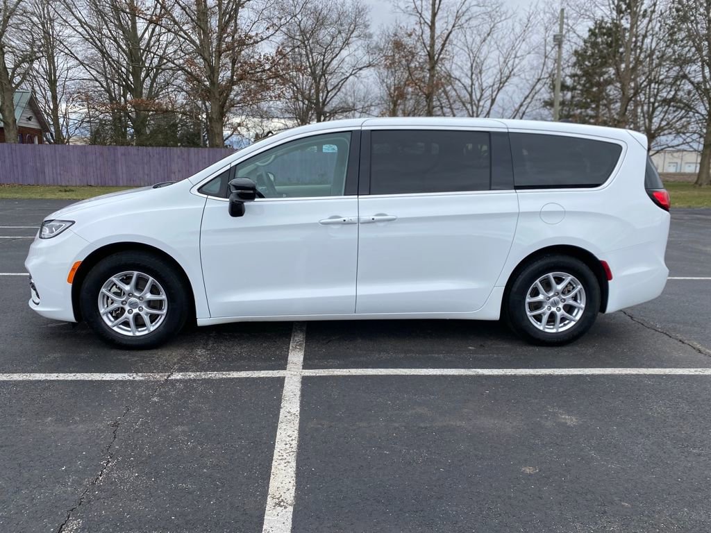 Used 2024 Chrysler Pacifica Touring-L image 4