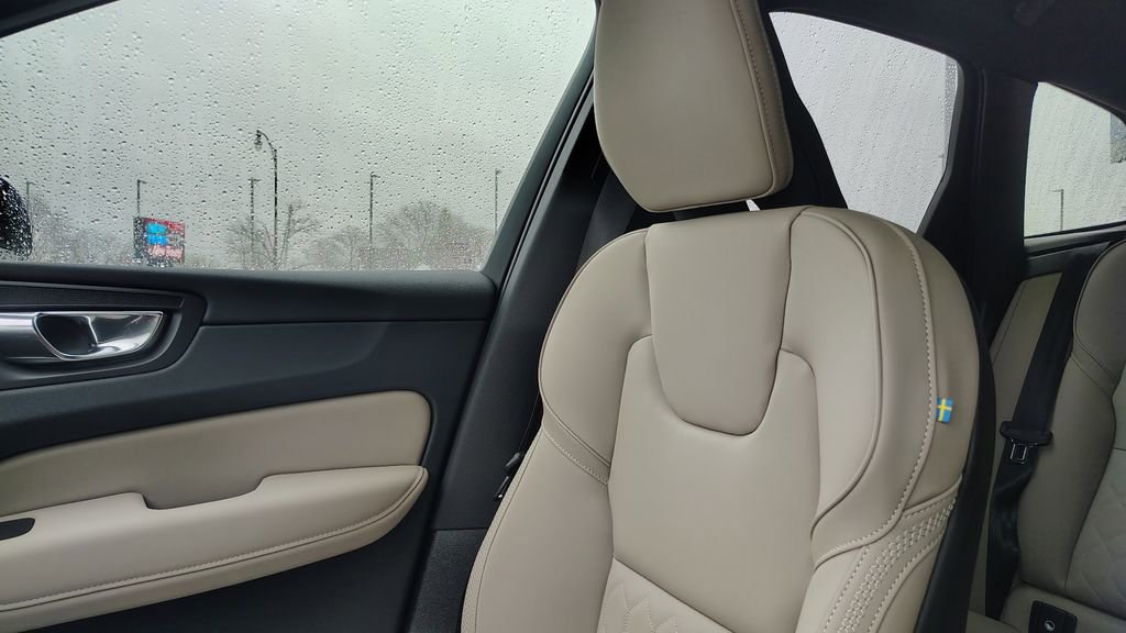 New 2026 Volvo XC60 B5 Plus w/ Climate Package image 22