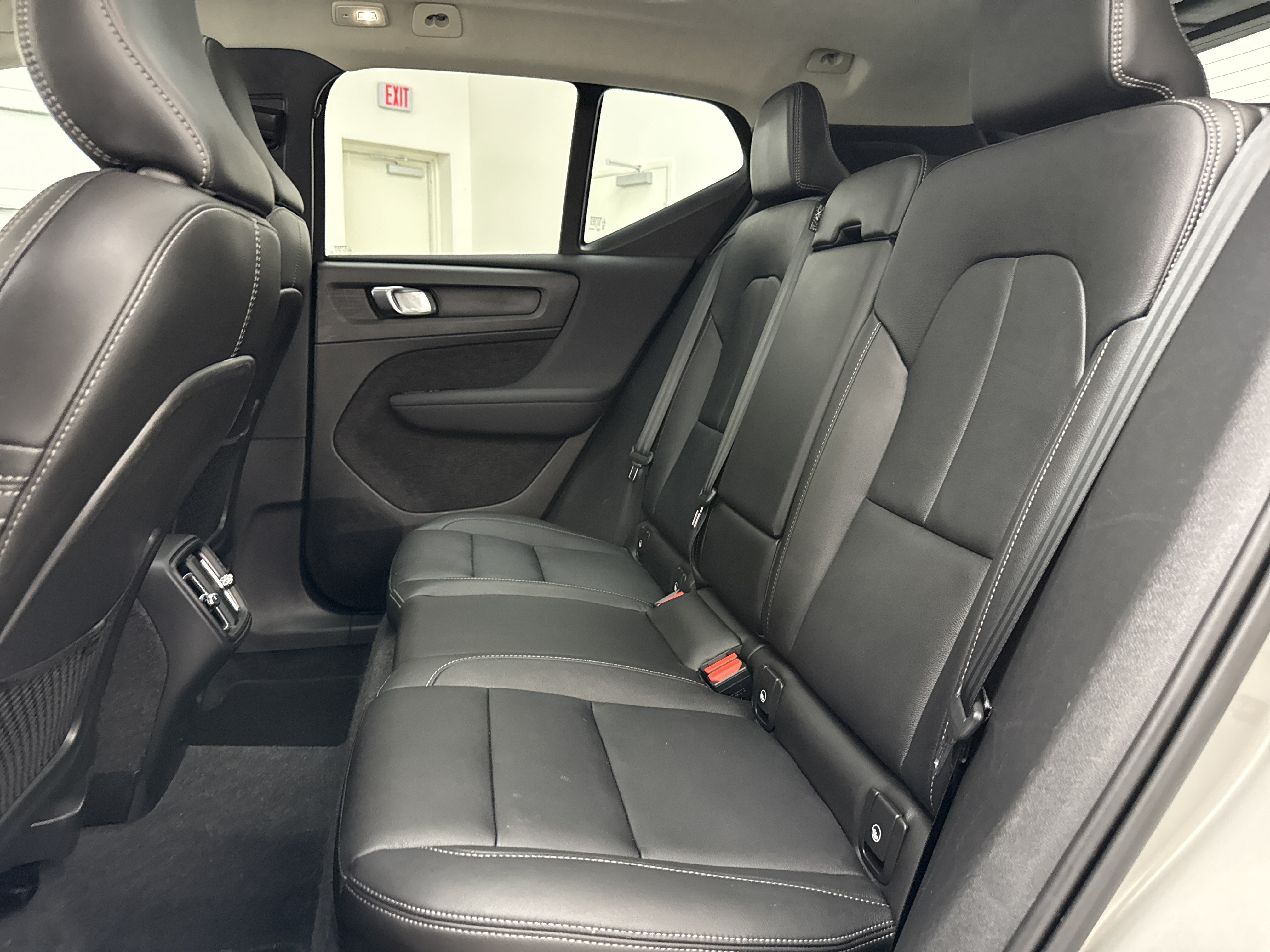 Certified 2024 Volvo XC40 B5 Plus AWD/4WD image 27