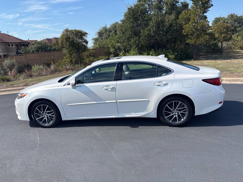 Used 2017 Lexus ES 350 w/ Luxury Package FWD image 2