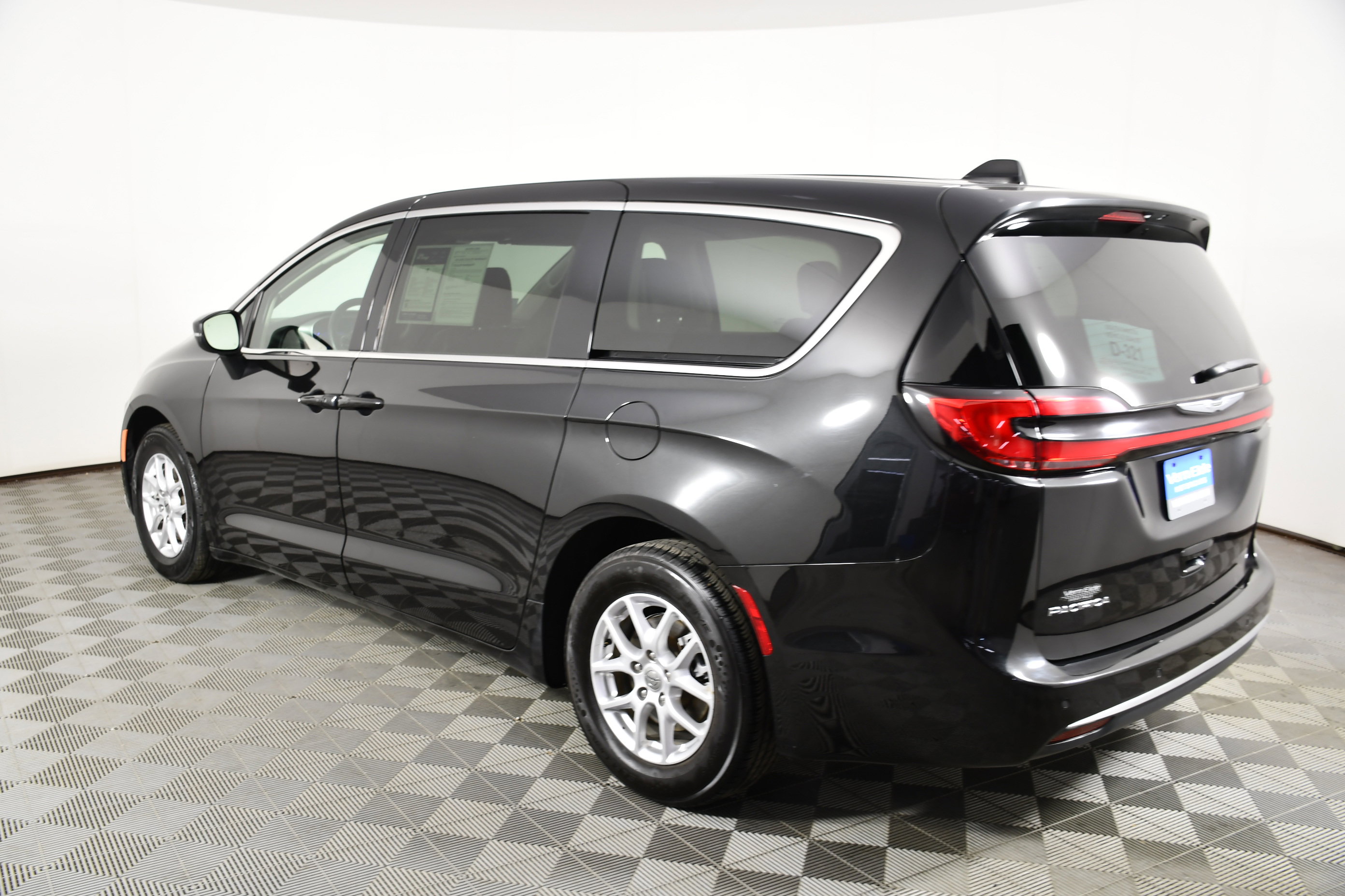 Used 2023 Chrysler Pacifica Touring-L image 8