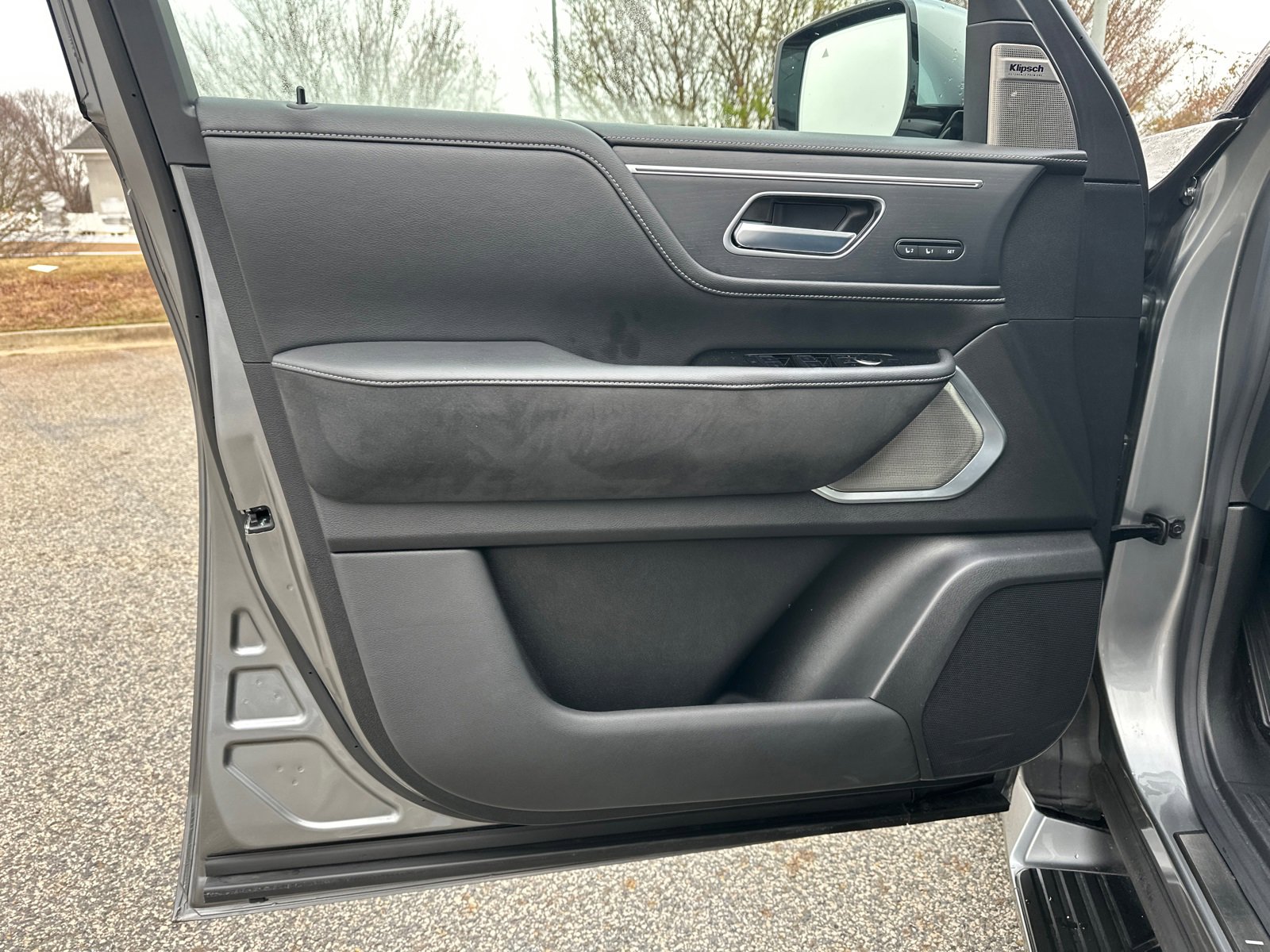 Used 2025 INFINITI QX80 Sensory image 10