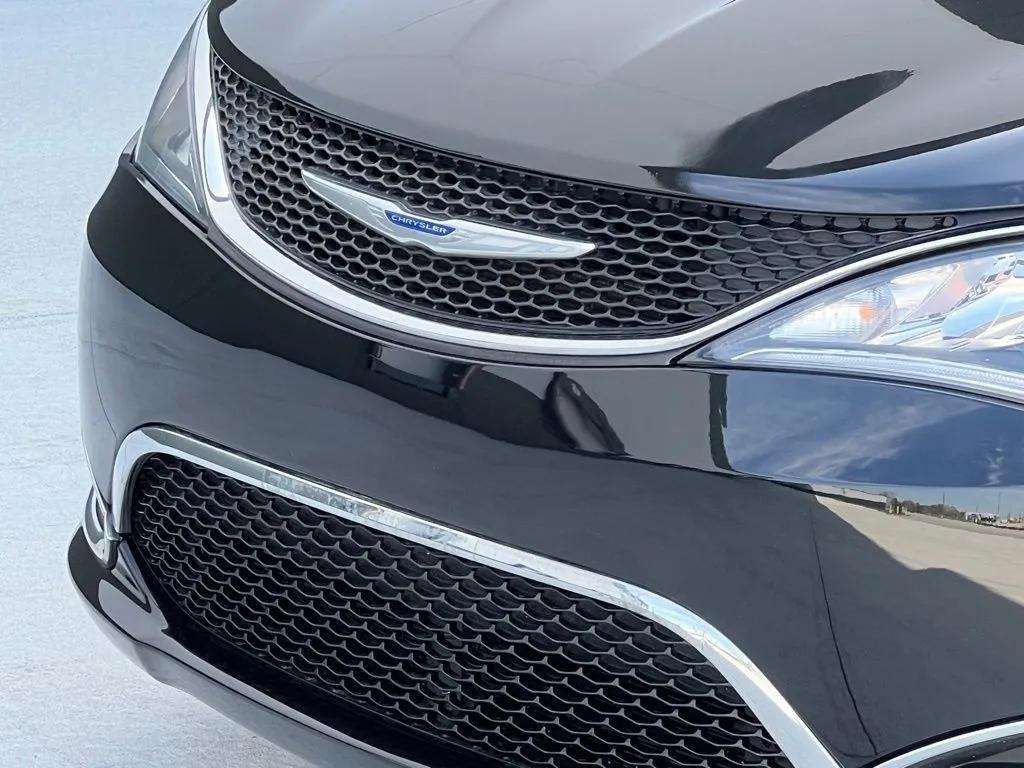 Used 2019 Chrysler Pacifica Touring-L FWD image 33