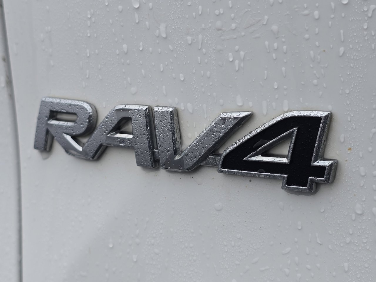 Used 2020 Toyota RAV4 LE image 10