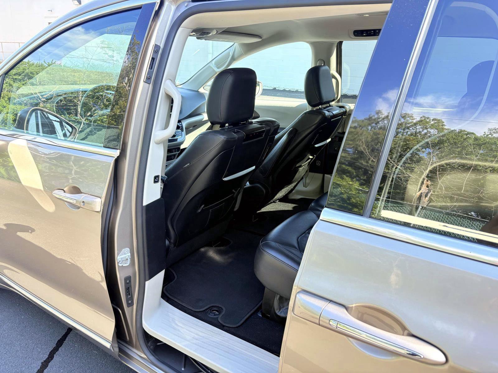 Used 2017 Chrysler Pacifica Touring-L Plus FWD image 28