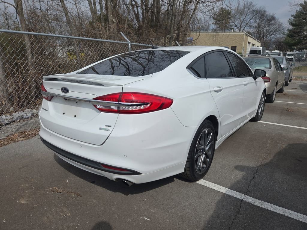 Used 2017 Ford Fusion SE w/ Equipment Group 201A image 4