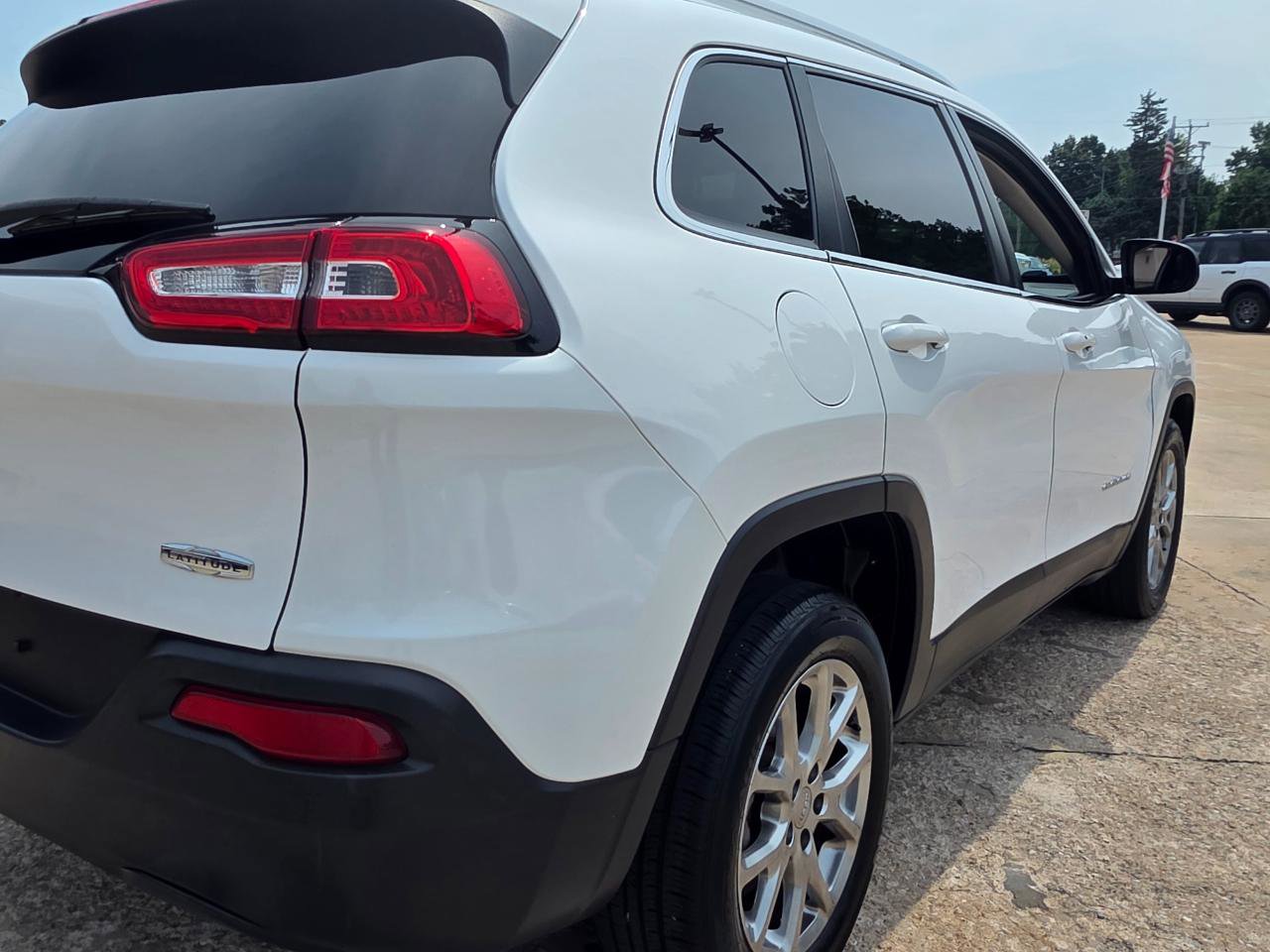 Used 2018 Jeep Cherokee Latitude Plus FWD image 19