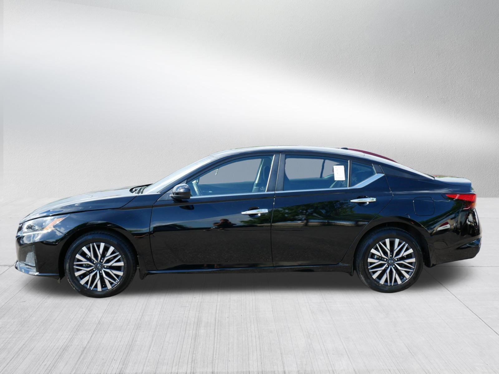 Used 2024 Nissan Altima 2.5 SV w/ SV Premium Package AWD/4WD image 4
