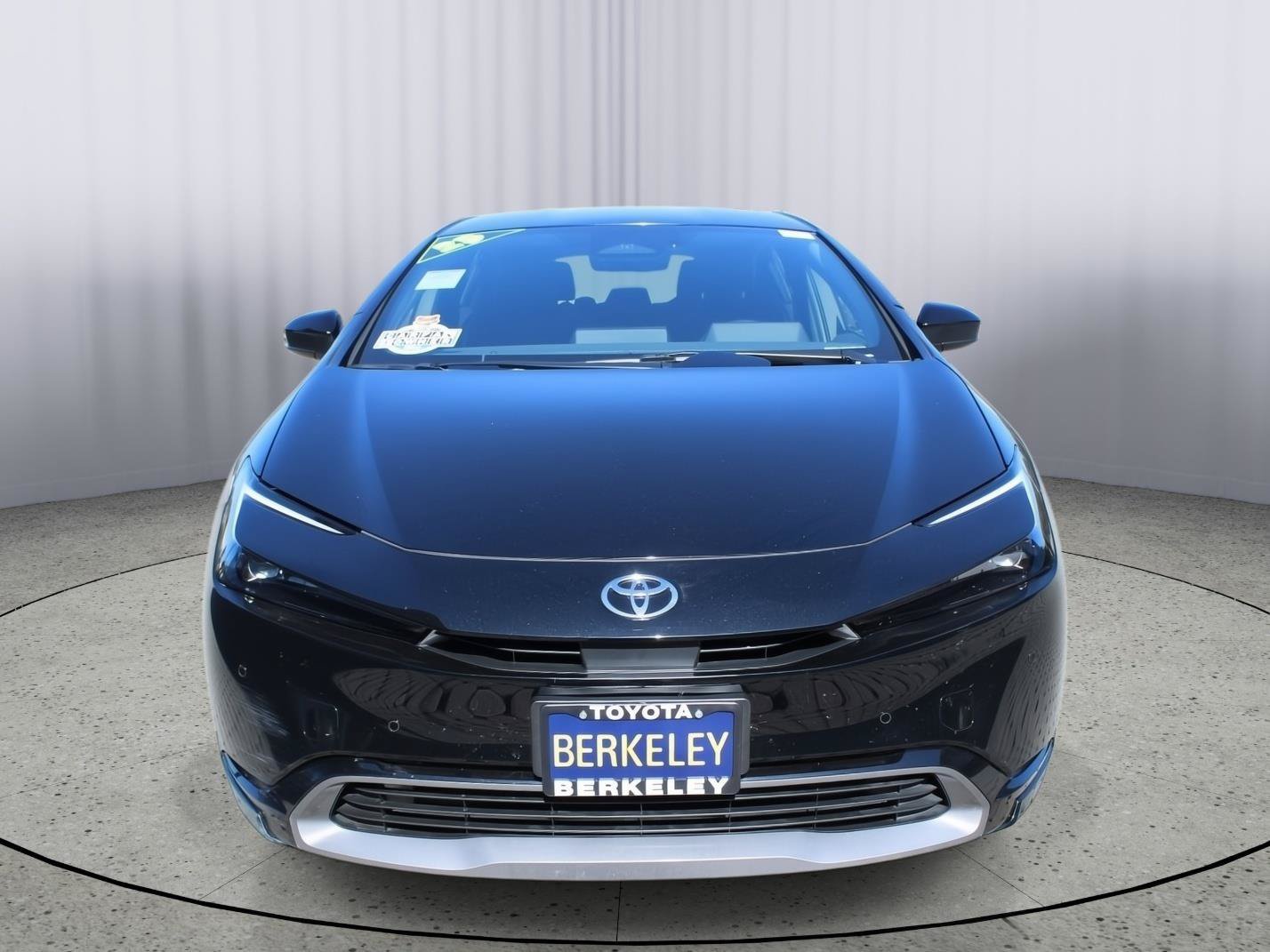 Used 2025 Toyota Prius XLE FWD image 3