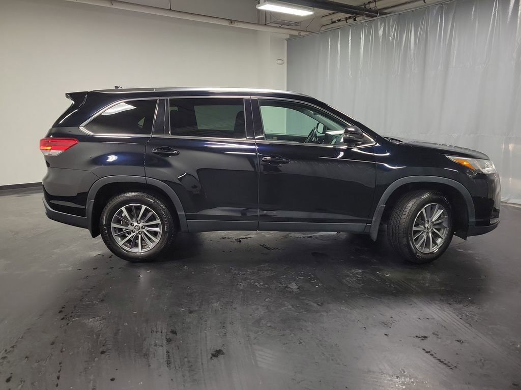 Used 2019 Toyota Highlander XLE AWD/4WD image 9