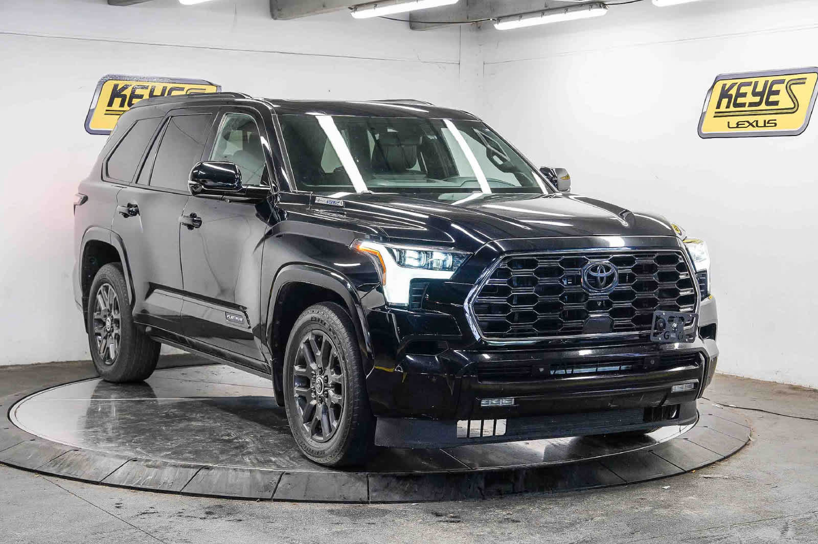 Used 2024 Toyota Sequoia Platinum AWD/4WD image 5