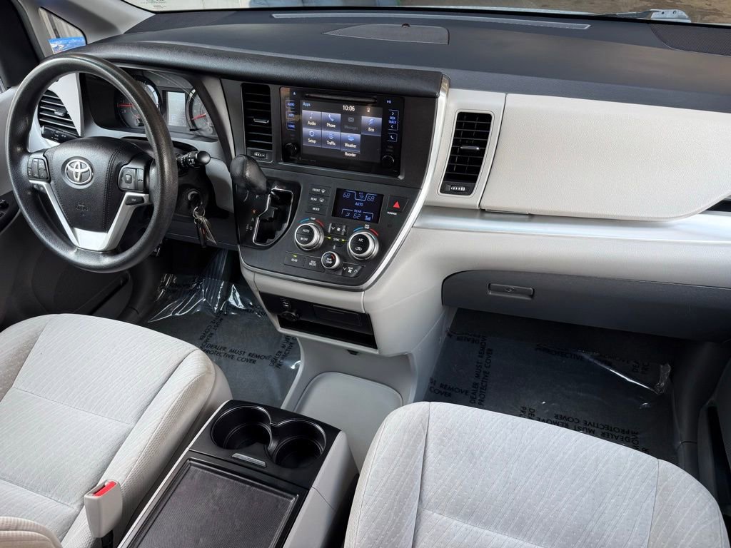 Used 2017 Toyota Sienna LE image 30