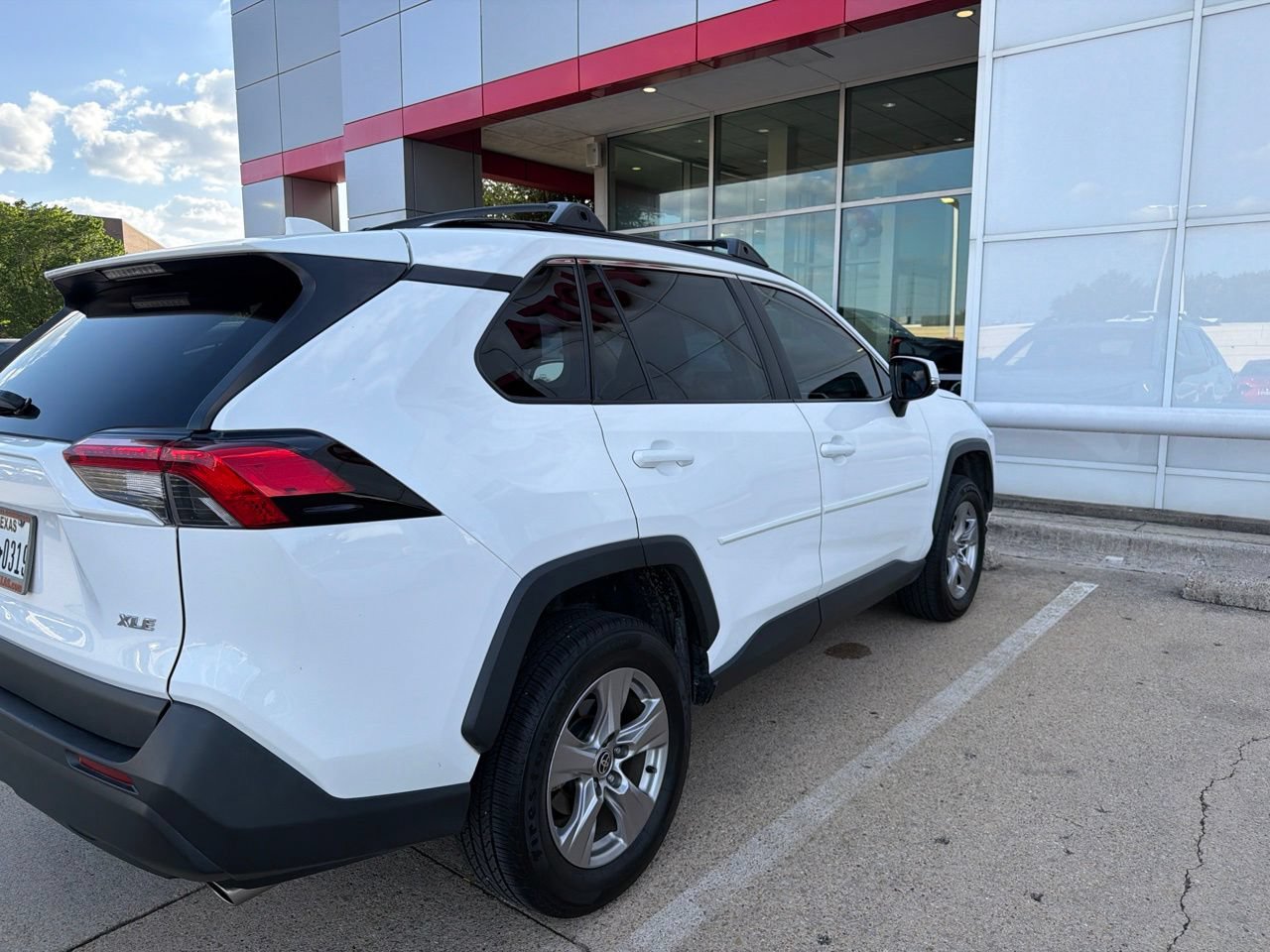 Used 2022 Toyota RAV4 XLE w/ Convenience Package FWD image 4