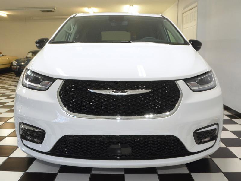 Used 2024 Chrysler Pacifica Touring-L image 4